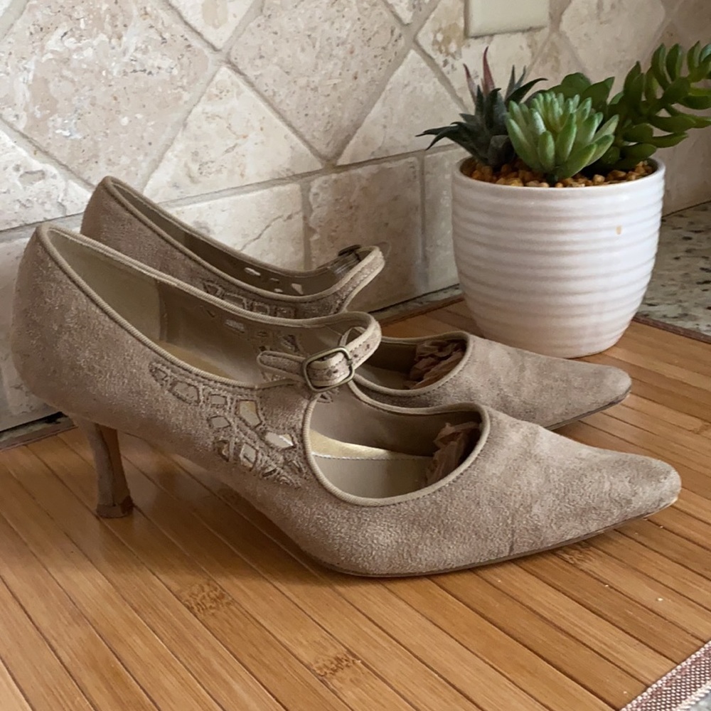 SOFT COMFY NEUTRAL TAUPE TAN PREDICTIONS PUMPS 1